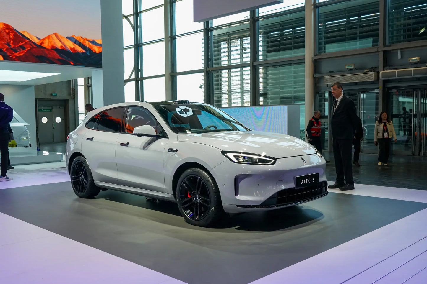 Seres Auto AITO M5-гибрид REEV
