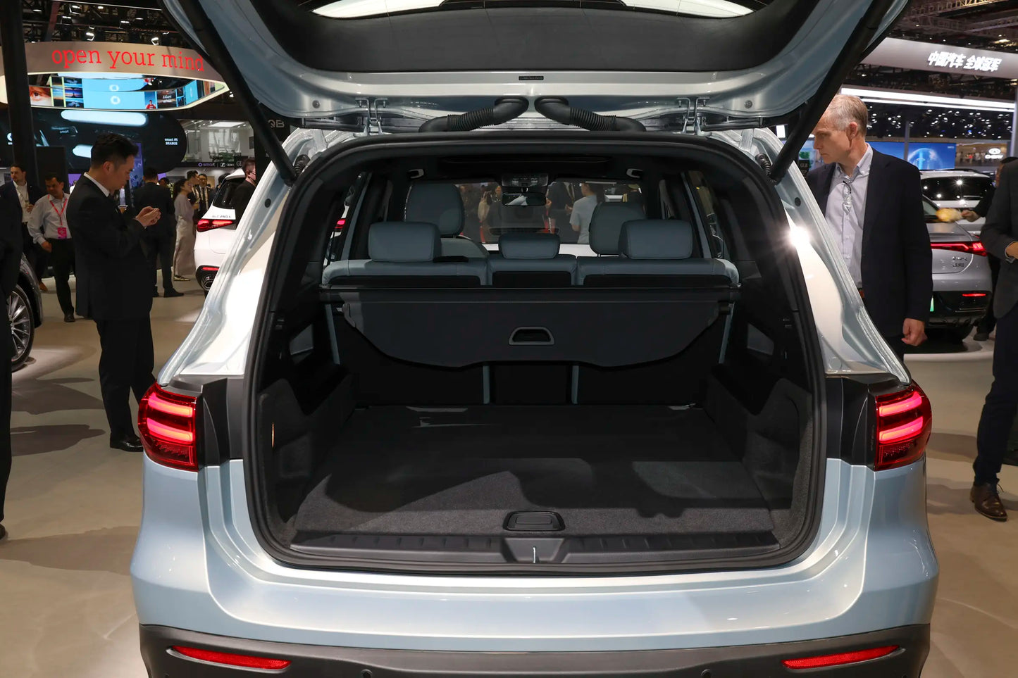 Пекинский Benz EQB