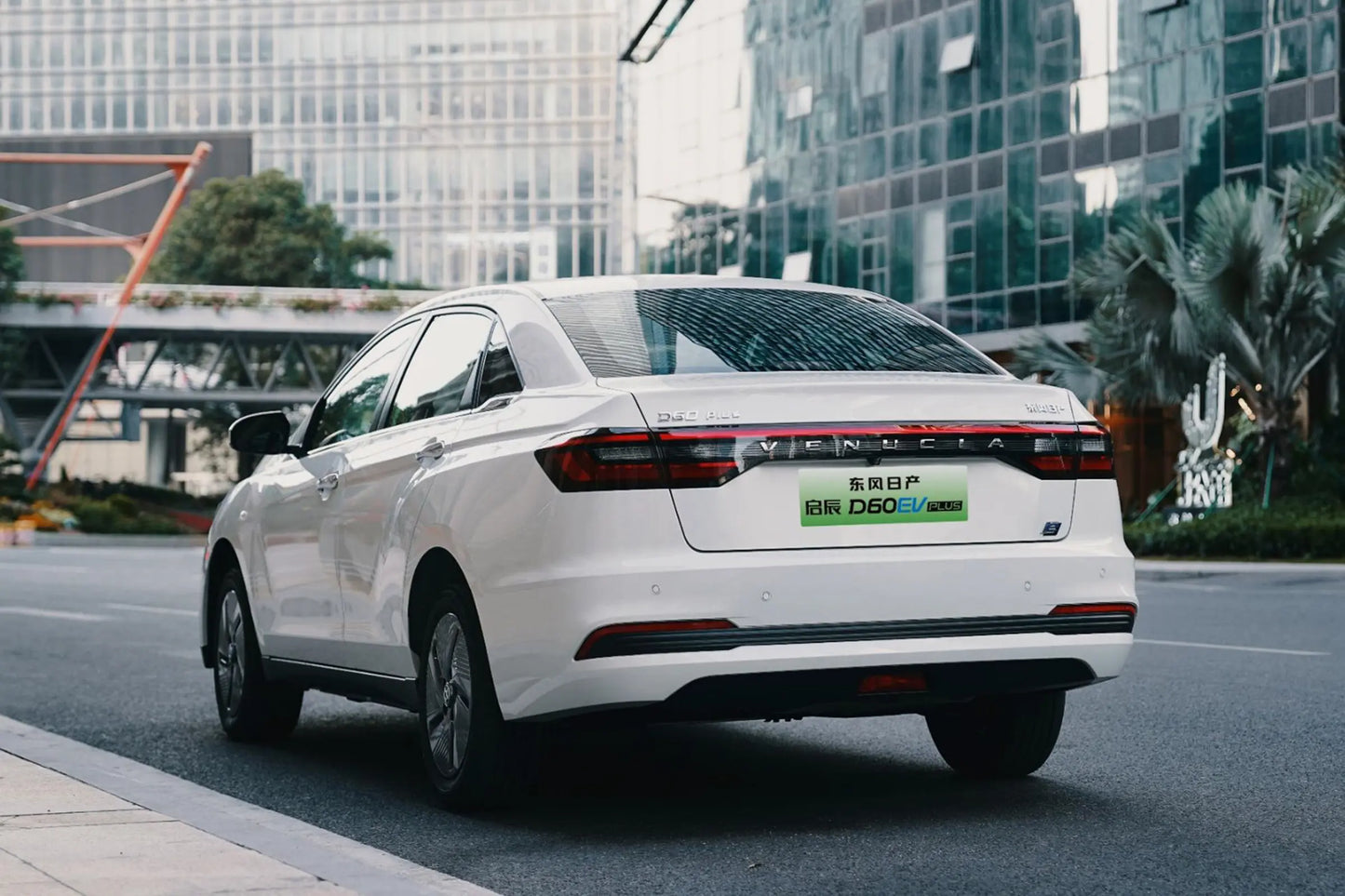 Dongfeng Nissan Venucia D60 электромобиль