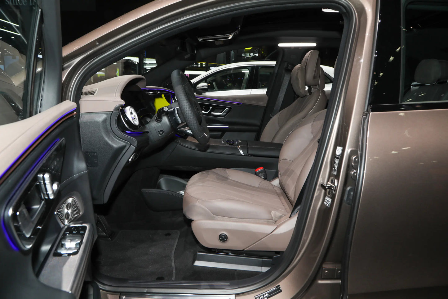 Пекинский Benz EQE внедорожник