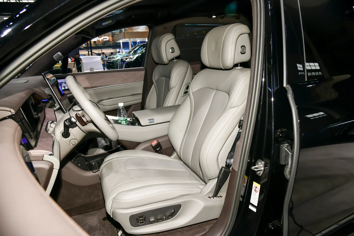 Denza Denza N9 DM -Гибридный PHEV