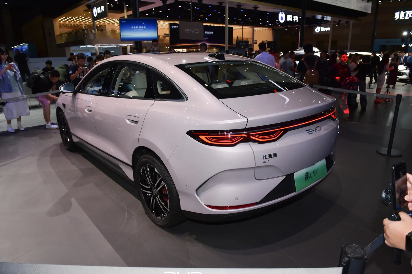 BYD Qin L электромобиль