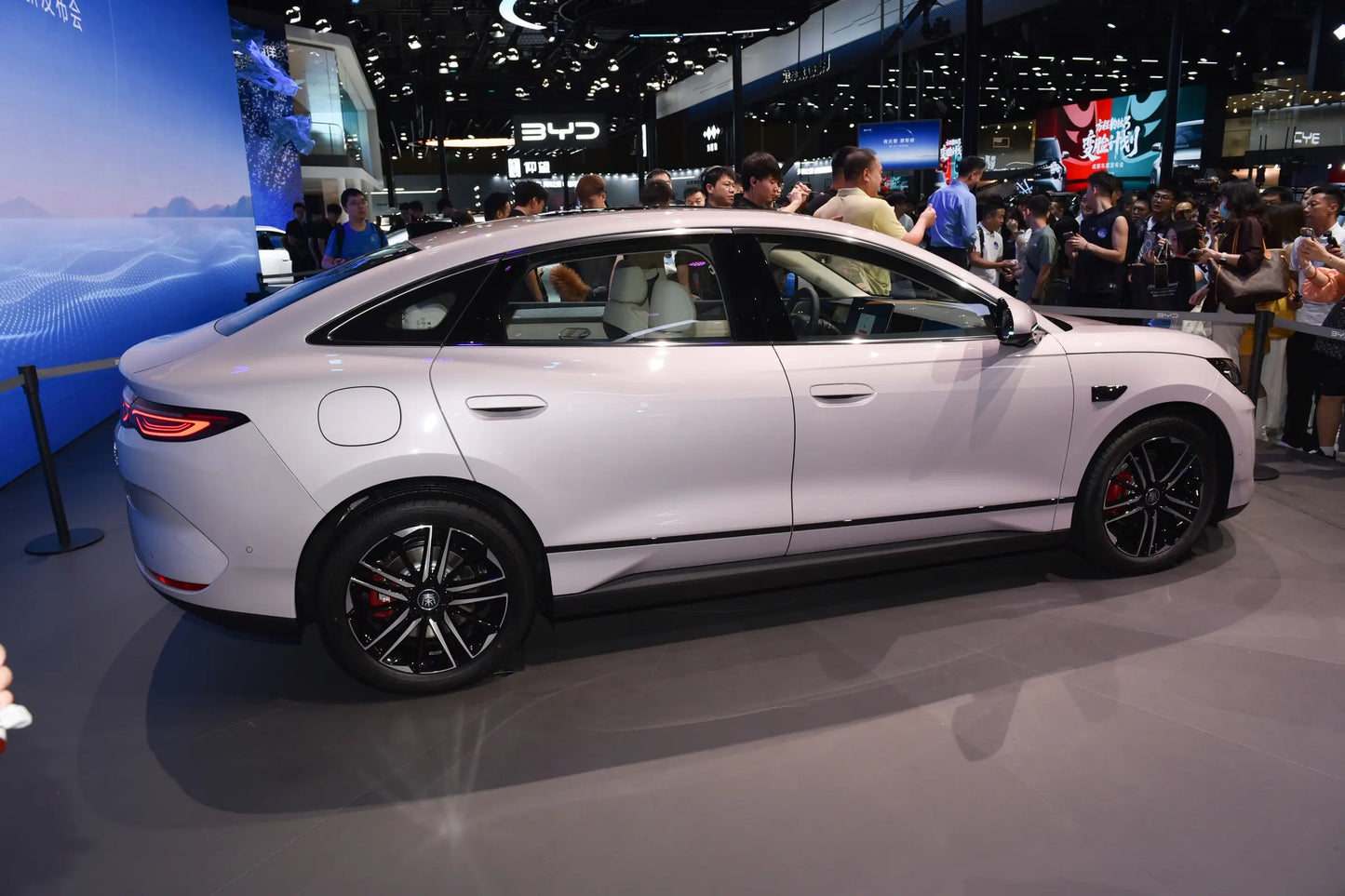 BYD Qin L электромобиль