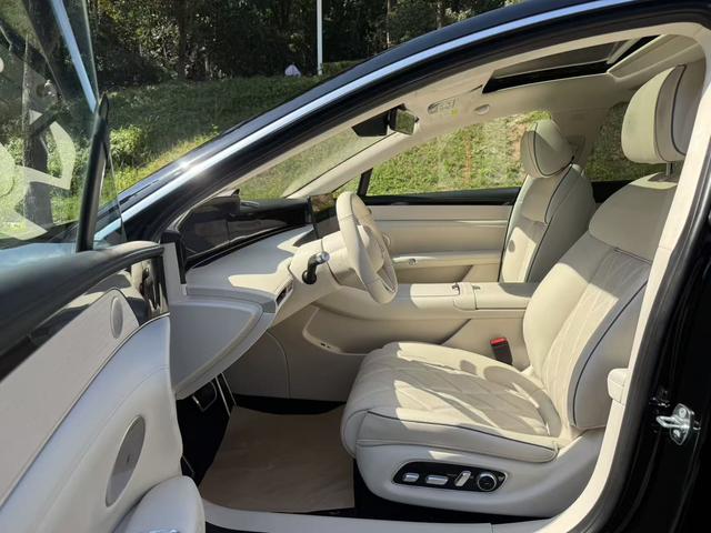 Pre - Owned Voyah S9 2025 Extended - Range Rear - Wheel Drive Ultra