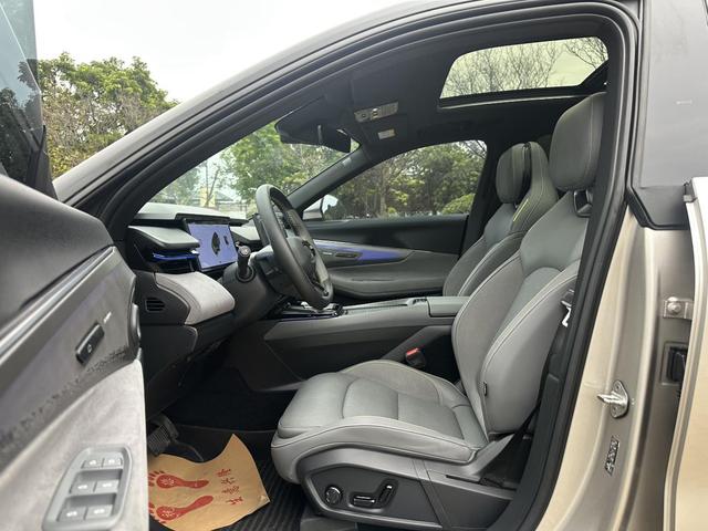 Certificated Pre-Owned Lynk & Co 08 EM-P 2025 120 Long Range Pro -u21747227