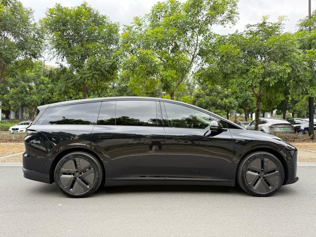 Pre-Owned Li Auto i8 2025 Standard Version