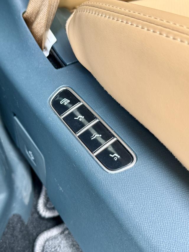 Certificated Used GAC Trumpchi E8 Phev 2024 2.0Atk 150Km Max Version